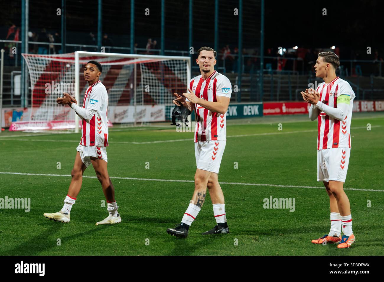 Cologne, Allemagne. 05 novembre 2025. Cologne, Allemagne, 5 novembre 2025 Thierry Karadeniz (#20 - 1. FC Köln U19), Fynn Schenten (#9 - 1. FC Köln U19) et Jonathan Friemel (#2 - 1. FC Köln U19) (de gauche à droite) applaudissements pour les supporters après la victoire lors du match de l'UEFA Youth League entre le 1.FC Koln vs Racing Union au Franz-Kremer-Stadion à Cologne, en Allemagne. (Gabor Baumgarten/SPP) crédit : SPP Sport Press photo. /Alamy Live News Banque D'Images