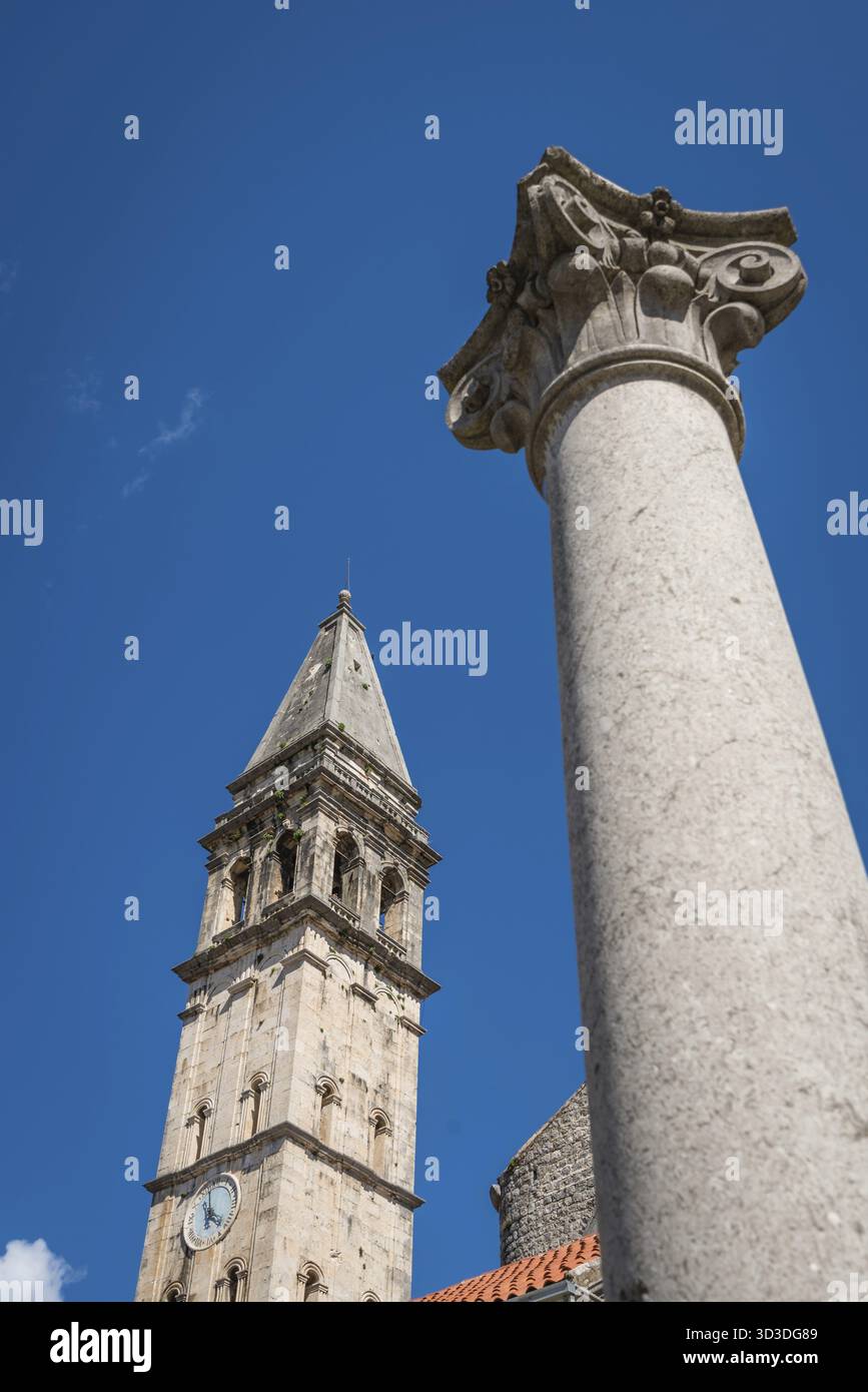 Grande colonne dans l'avant du clocher de l'église Saint Nikola à Perast, Kotor, Monténégro Harbour Banque D'Images