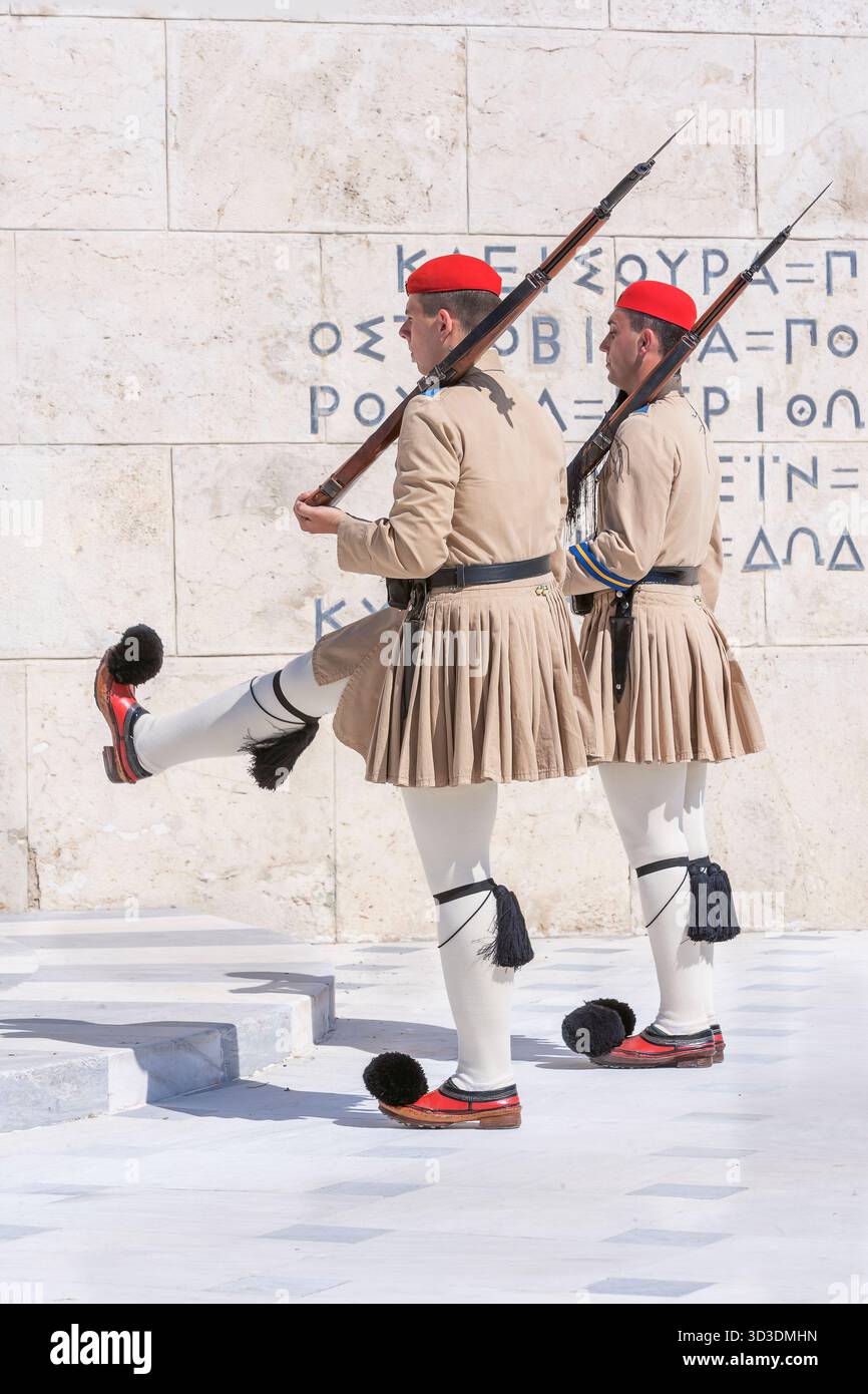 Les soldats de l'evzone changement de garde, Athènes, Grèce, Europe, Banque D'Images
