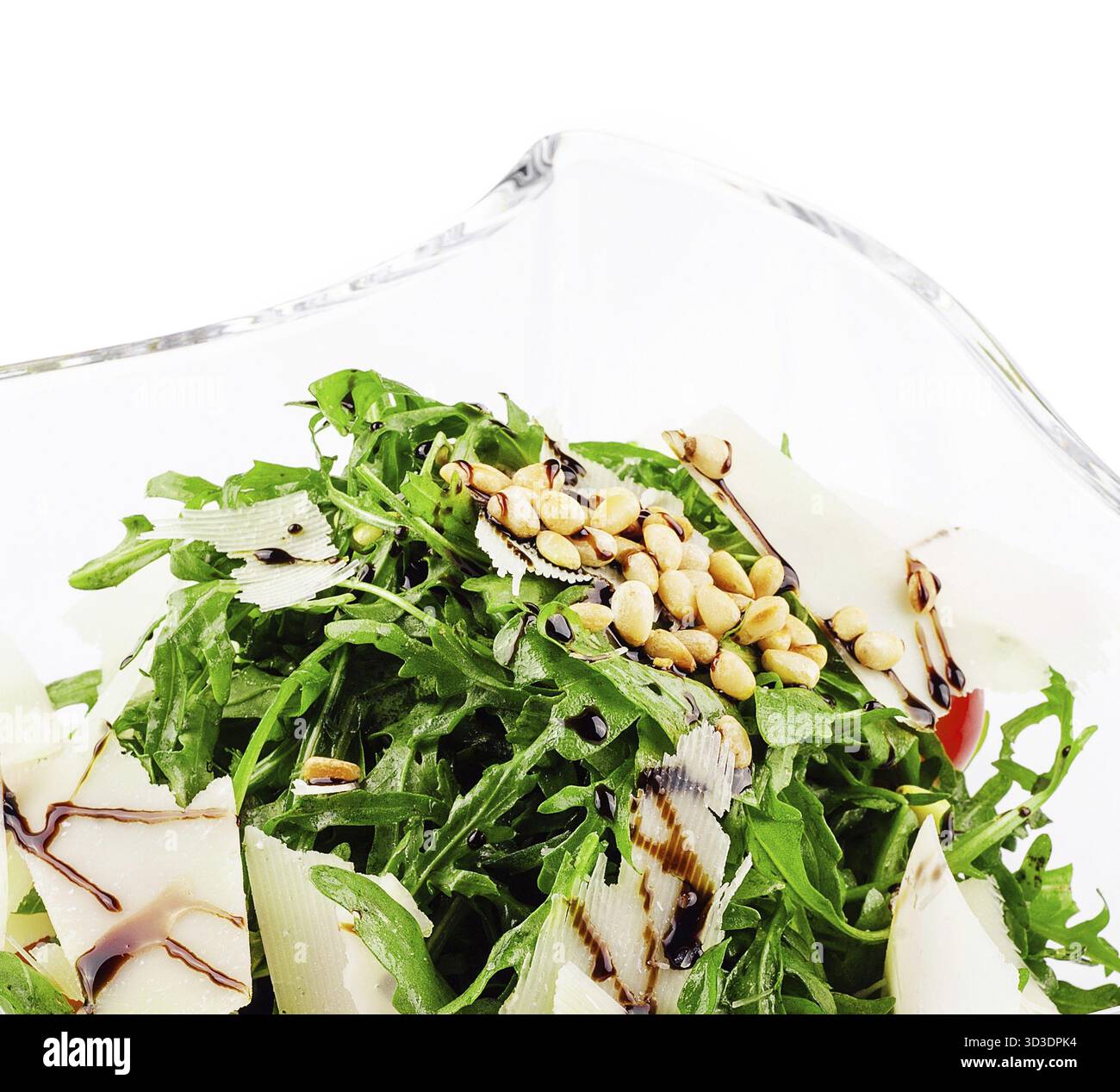Nourriture, salade Arugula avec des cerneaux de tournesol et saupoudrée de parmesan râpé Banque D'Images