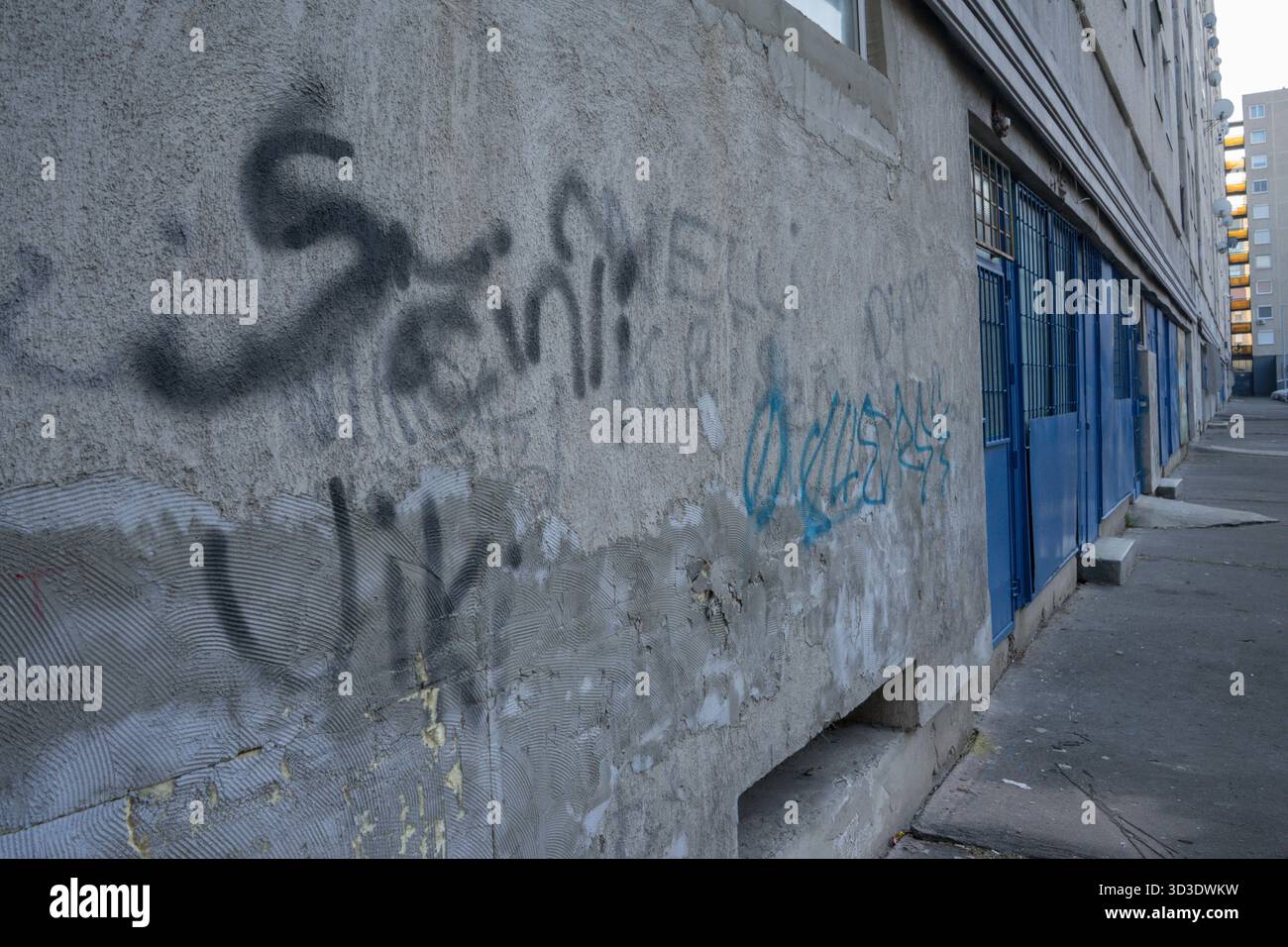Façade graffiti dans le 8ème arrondissement de Budapest. Banque D'Images