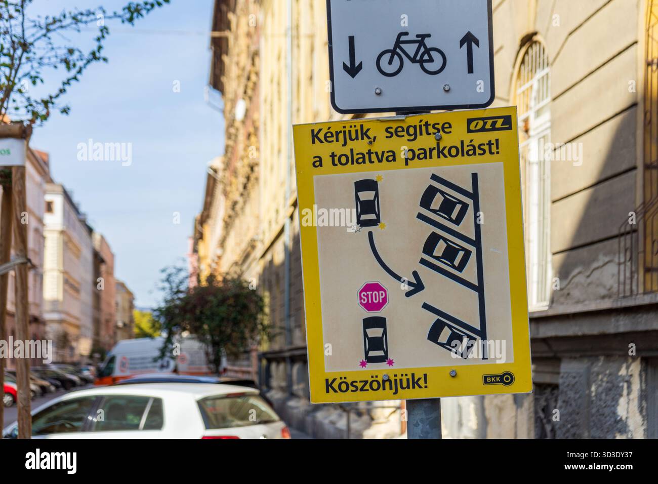 Panneau BKK invitant les conducteurs à reculer le stationnement pour faciliter les manœuvres de stationnement inclinées. Banque D'Images