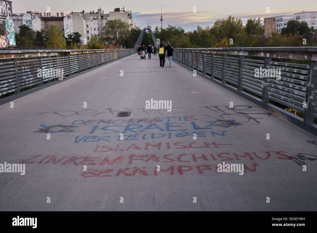 Allemagne, Berlin, 19.10.2025, Schwedter Steg, graffiti : soutenir la démocratie Israël, combattre islamiste, fascisme de gauche Banque D'Images