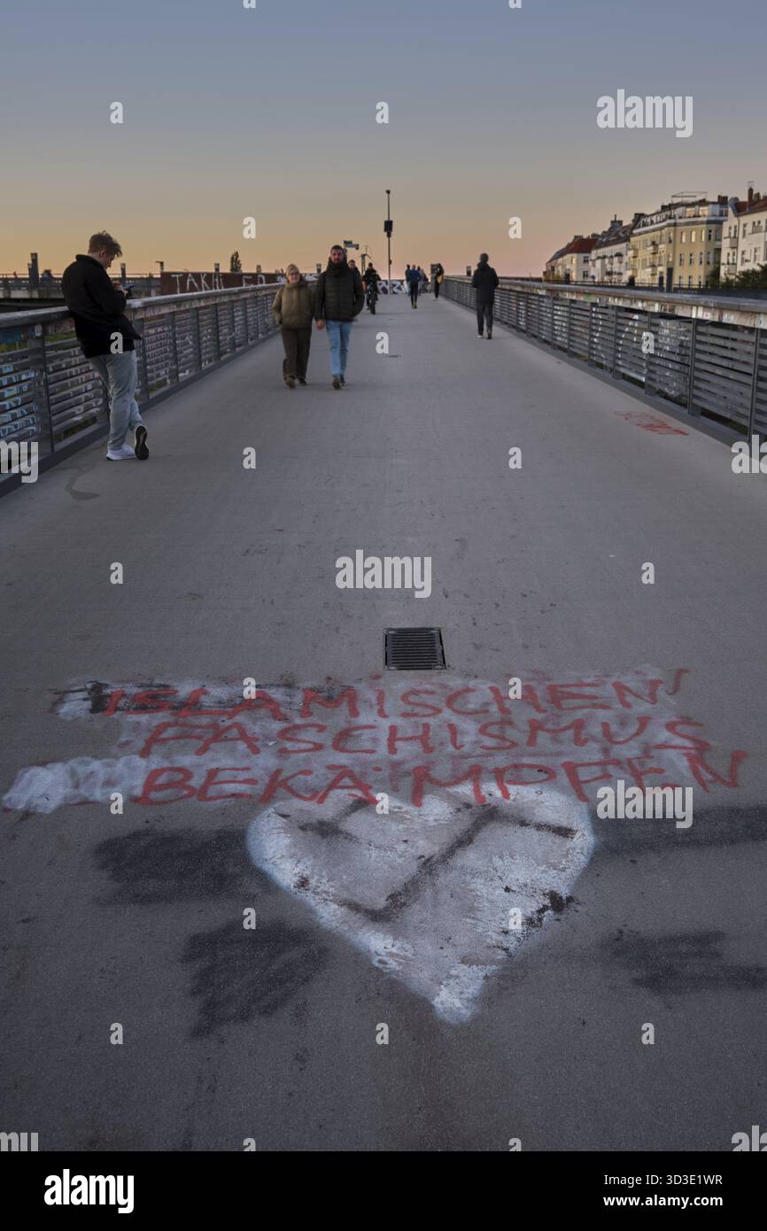 Allemagne, Berlin, 19.10.2025, Schwedter Steg, graffiti : combattre le fascisme islamiste Banque D'Images