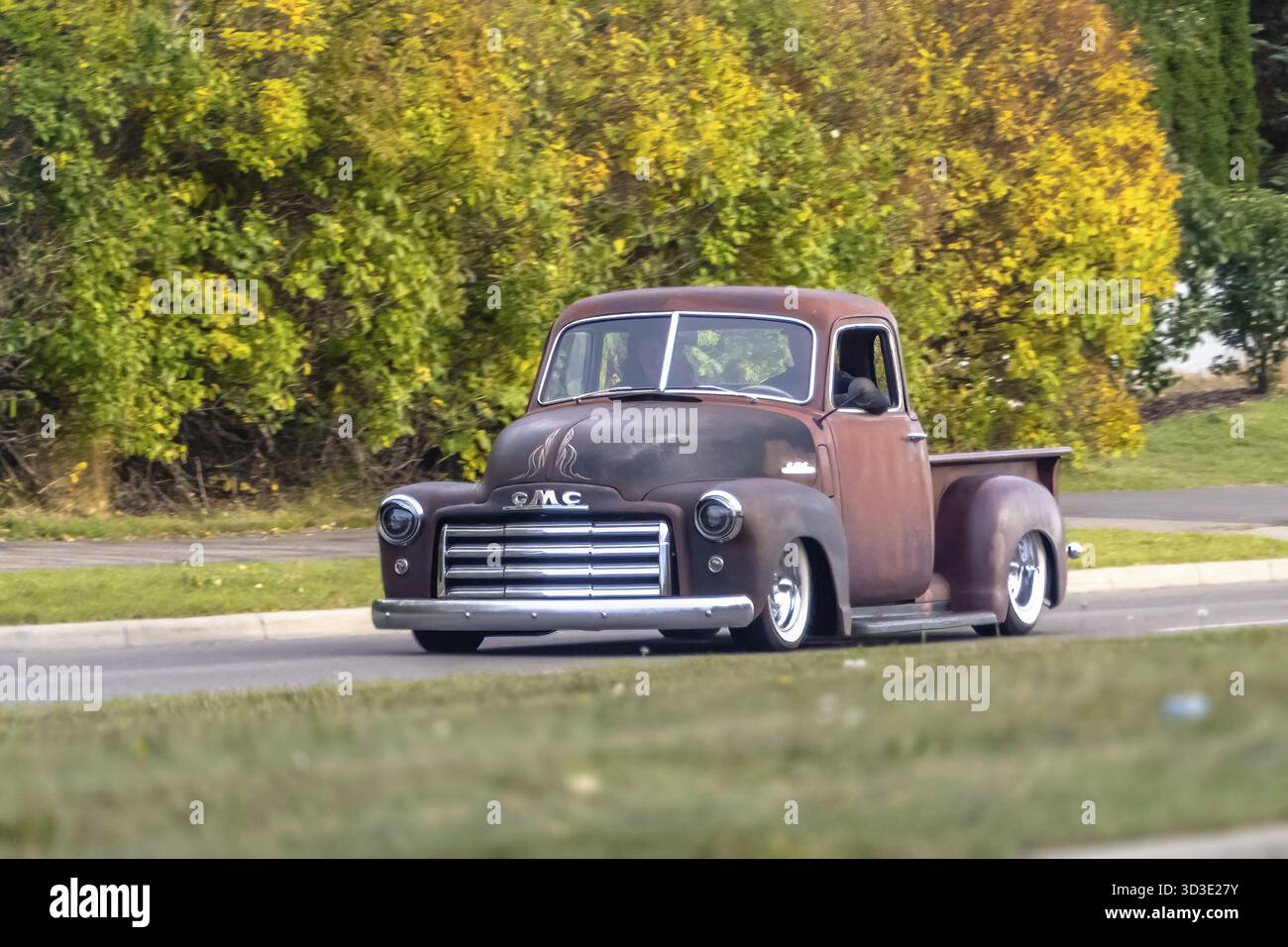 Red Deer, Alberta, Canada. 2 octobre 2024. Un pick-up GMC classique, un modèle des années 1950, vole sur une route de banlieue. Le camion est dans une couleur brune altérée wi Banque D'Images