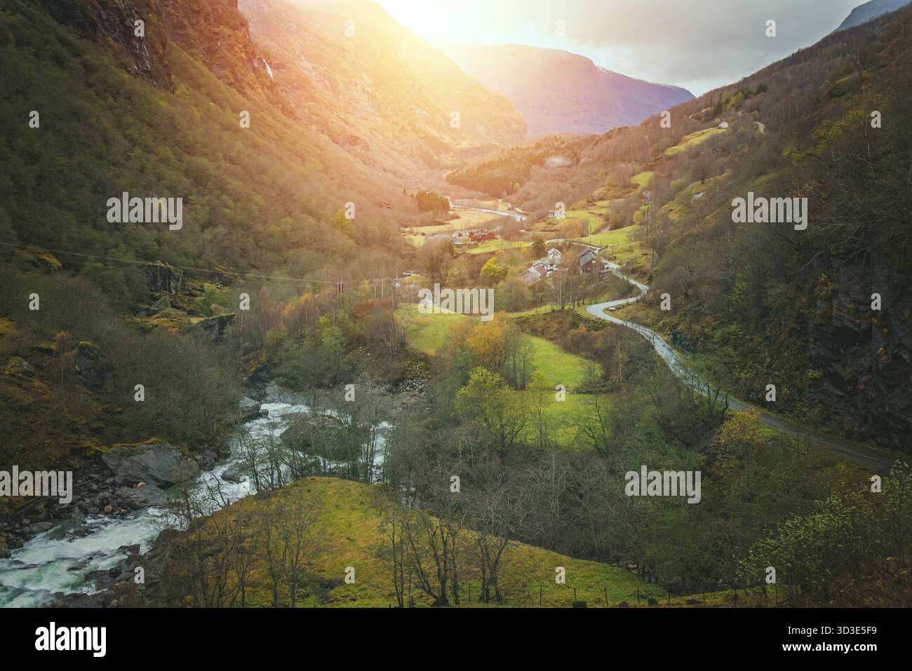 Petites maisons dans un village Flam situé dans une belle vallée de montagne en automne, la Norvège Banque D'Images