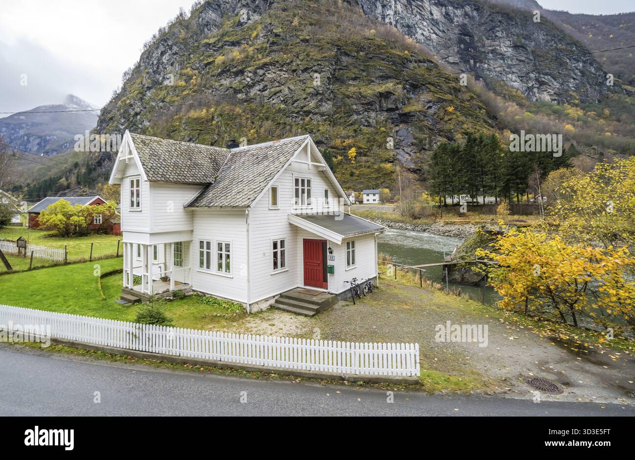 Bergen, Norvège - octobre 2017 : maison traditionnelle en bois blanc confortable dans un village Flam situé dans une belle vallée de montagne, Norvège Banque D'Images