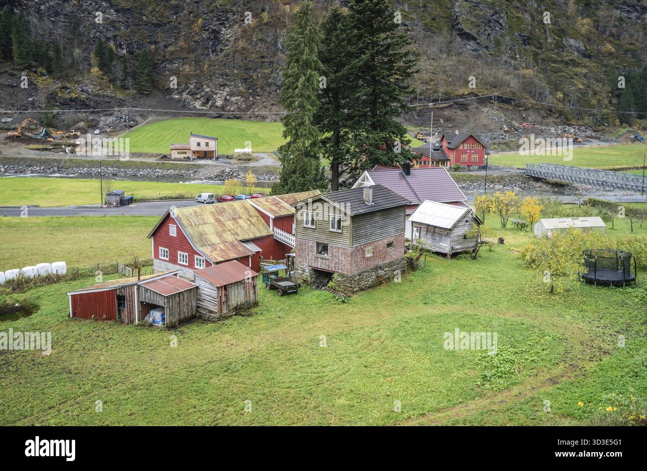 Bergen, Norvège - octobre 2017 : maisons traditionnelles en bois dans un village Flam situé dans une belle vallée de montagne, Norvège Banque D'Images