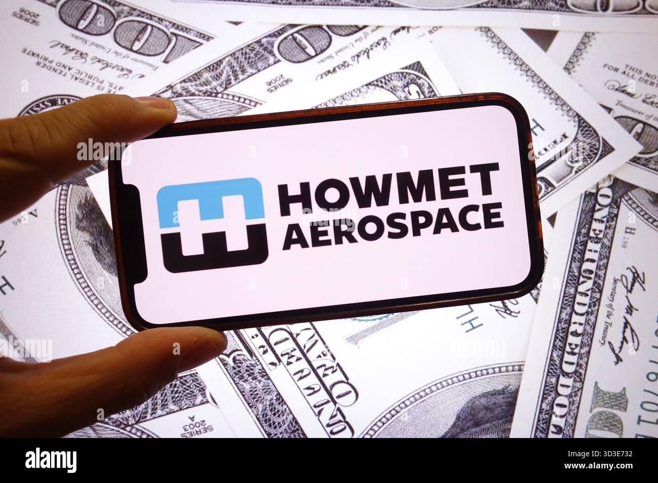Pologne. 28 septembre 2025. Dans cette illustration photo, le logo de la société Howmet Aerospace est affiché sur un écran de smartphone avec les billets de banque en dollars des États-Unis en arrière-plan. (Crédit image : © Piotr SWAT/SOPA images via ZUMA Press Wire) USAGE ÉDITORIAL SEULEMENT ! Non destiné à UN USAGE commercial ! Banque D'Images