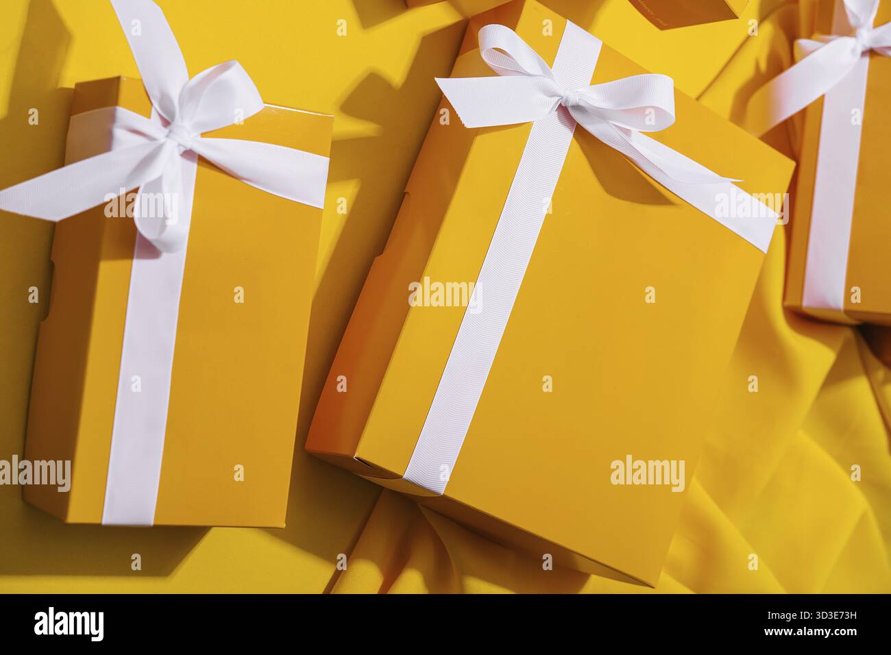 Nourriture, cadeaux jaunes sur fond jaune Banque D'Images