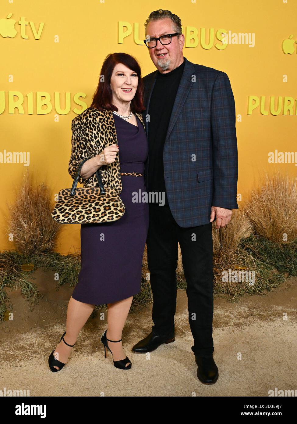 4 novembre 2025, Hollywood, Californie, États-Unis : L'actrice américaine KATE FLANNERY et CHRIS Haston assistent à la première mondiale tapis rouge du ''Pluribus'' d'Apple TV+ (crédit image : © Billy Bennight/ZUMA Press Wire) USAGE ÉDITORIAL SEULEMENT ! Non destiné à UN USAGE commercial ! Banque D'Images