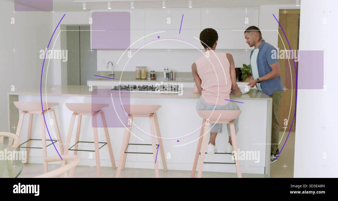 Couple cuisinant et bavardant à l'îlot de cuisine blanc, avec table de cuisson à gaz, bol à mélanger, tabourets roses Banque D'Images