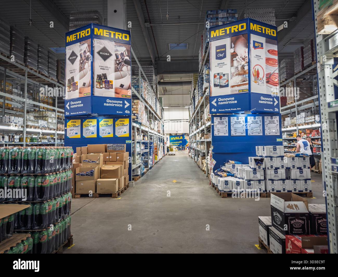 BELGRADE, SERBIE - 9 AOÛT 2025 : allées dans un magasin de gros Metro Cash and Carry à Belgrade, Serbie. étagères, palettes, signalisation bleue pour les aliments et Banque D'Images