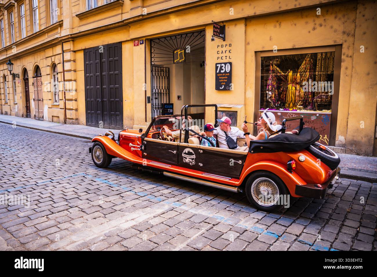 Prague, Tchéquie - 4 juillet 2019 : Vieux voyage, visite de la vieille ville de Prague à bord d'une voiture d'époque du 20ème siècle. Banque D'Images