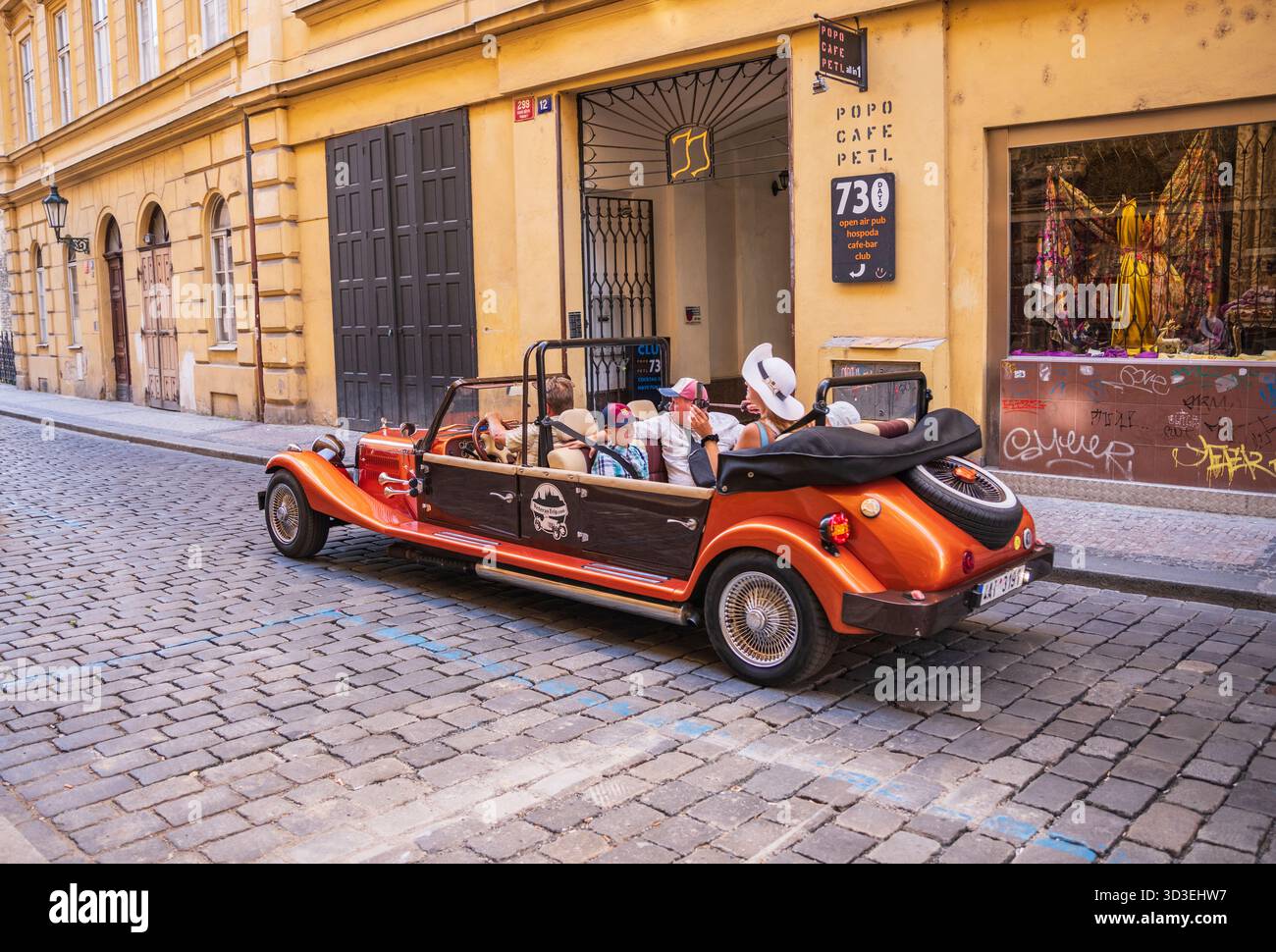 Prague, Tchéquie - 4 juillet 2019 : Vieux voyage, visite de la vieille ville de Prague à bord d'une voiture d'époque du 20ème siècle. Banque D'Images