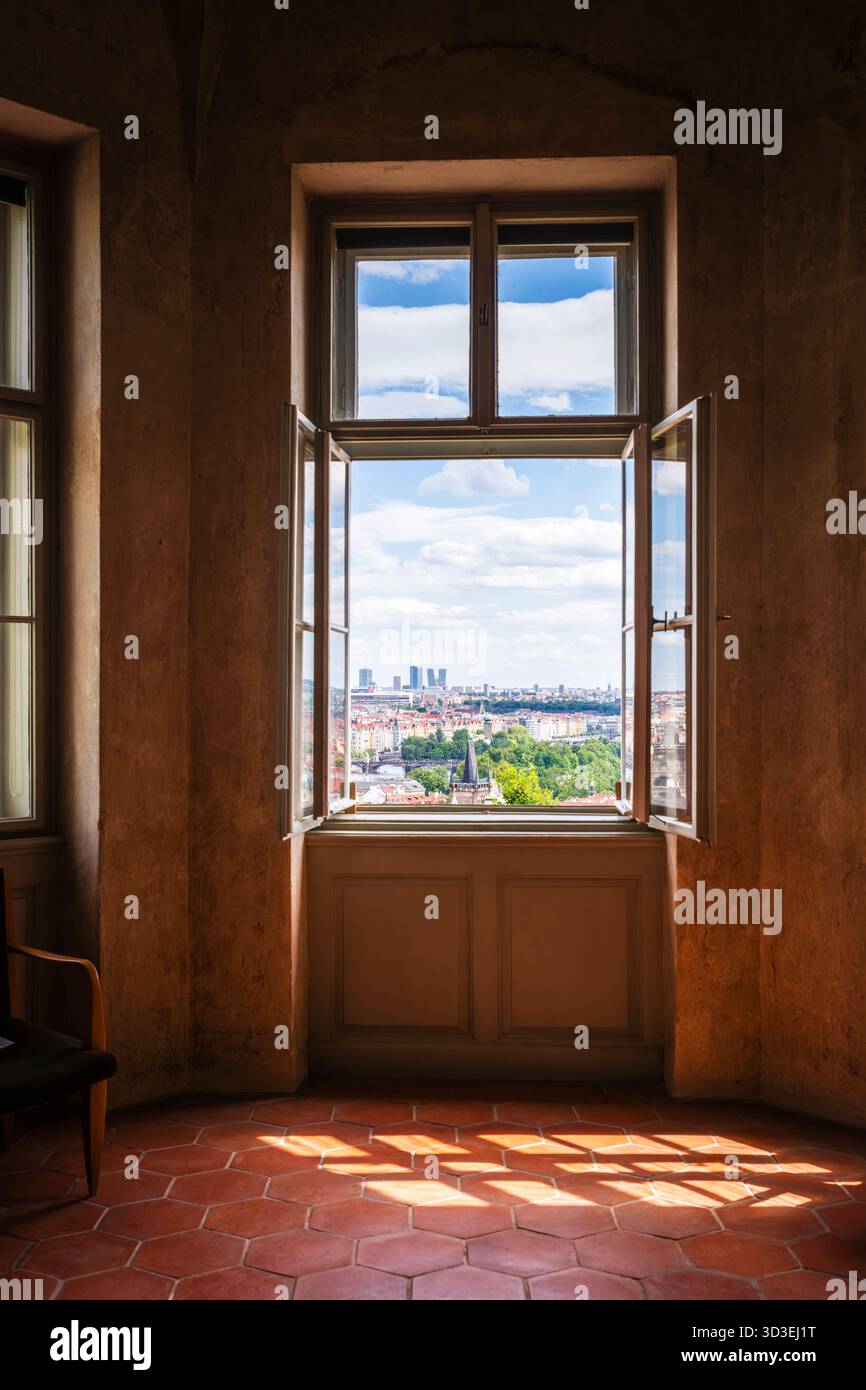 Vue sur la vieille ville de Prague et le pont Charles depuis une fenêtre du château de Prague. Banque D'Images