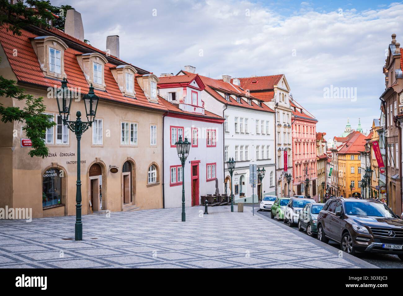 La rue historique Nerudova, qui mène de Malostranské náměstí au château de Prague, est l'une des rues les plus visitées de Prague, en République tchèque. Banque D'Images