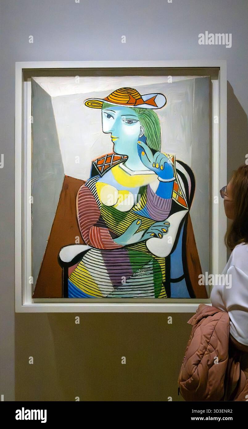 Femme regarde le Portrait de Marie-Thérèse Walter de Pablo Picasso au Musée Picasso, Marais, Paris, France avec l'espace Banque D'Images