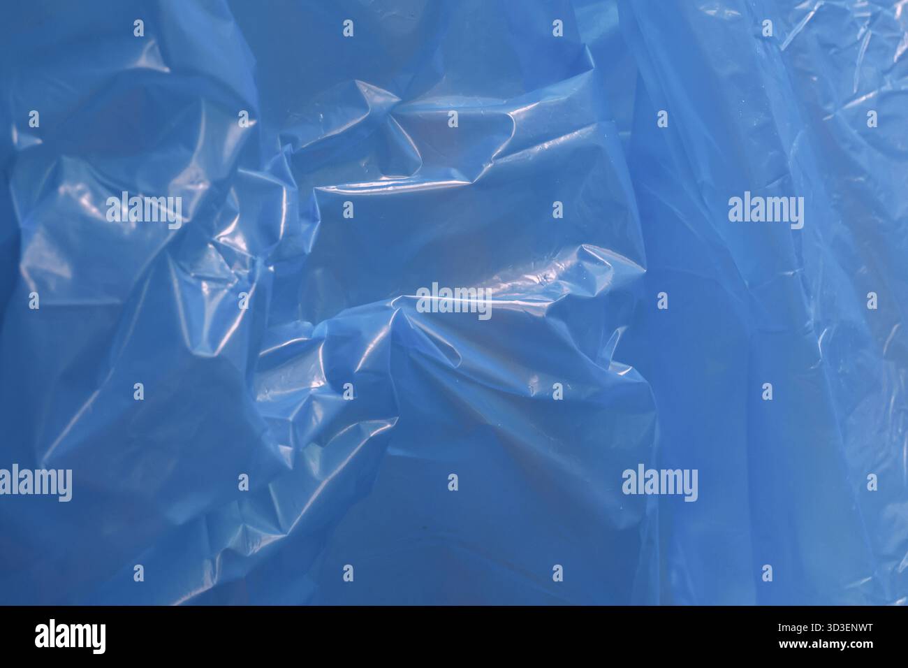 Fond plastique bleu abstrait avec texture froissée et froissée. Cette surface de feuille brillante fournit un motif détaillé et intéressant pour divers de Banque D'Images