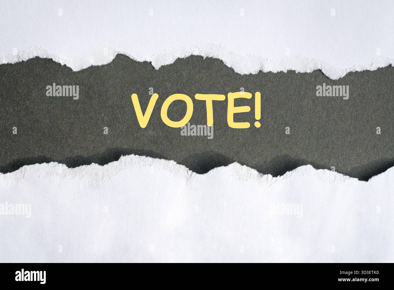 Vote, texte sur une surface gris foncé avec du papier blanc déchiré entre les deux. Banque D'Images