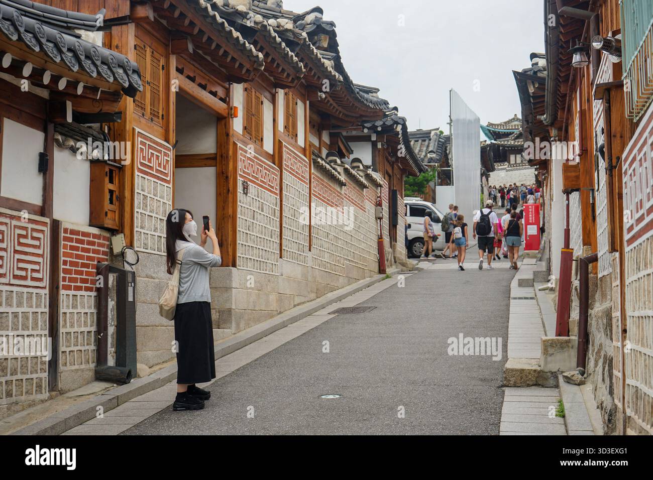 Un touriste prend une photo d'une maison de style hanok dans le célèbre Bukchon Hanok Village Banque D'Images