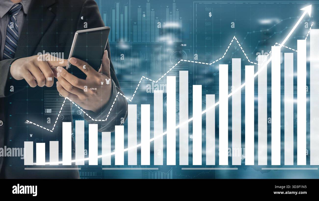 Un professionnel des affaires étudie les tendances des données financières à l'aide d'un smartphone tout en étant entouré de graphiques ascendants et d'analyses modernes. L'image Banque D'Images
