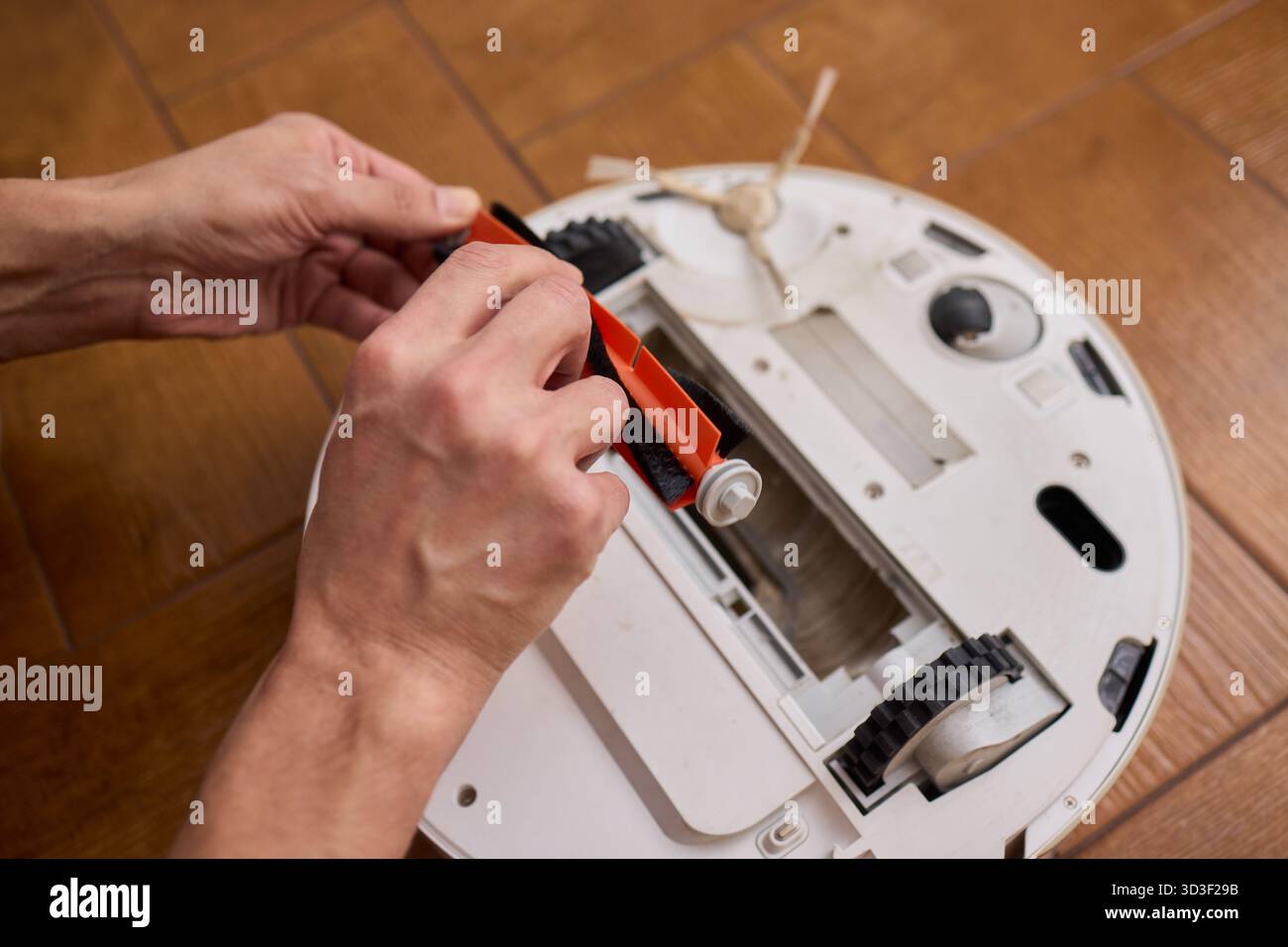 Retirer et entretenir correctement la brosse d'un robot de nettoyage pour des performances optimales Banque D'Images