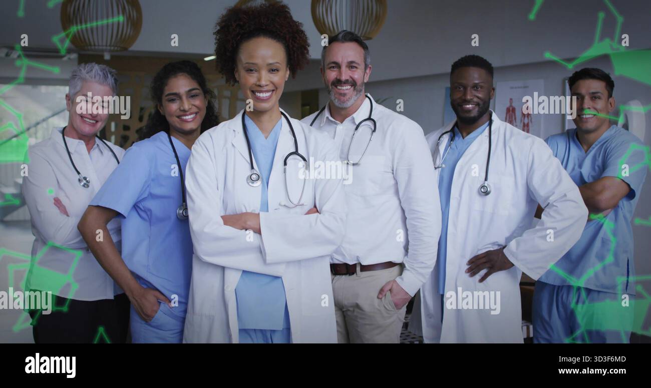 Équipe debout dans la salle de la clinique avec des gommages et des manteaux, stéthoscopes, graphiques, lumières et superpositions vertes Banque D'Images