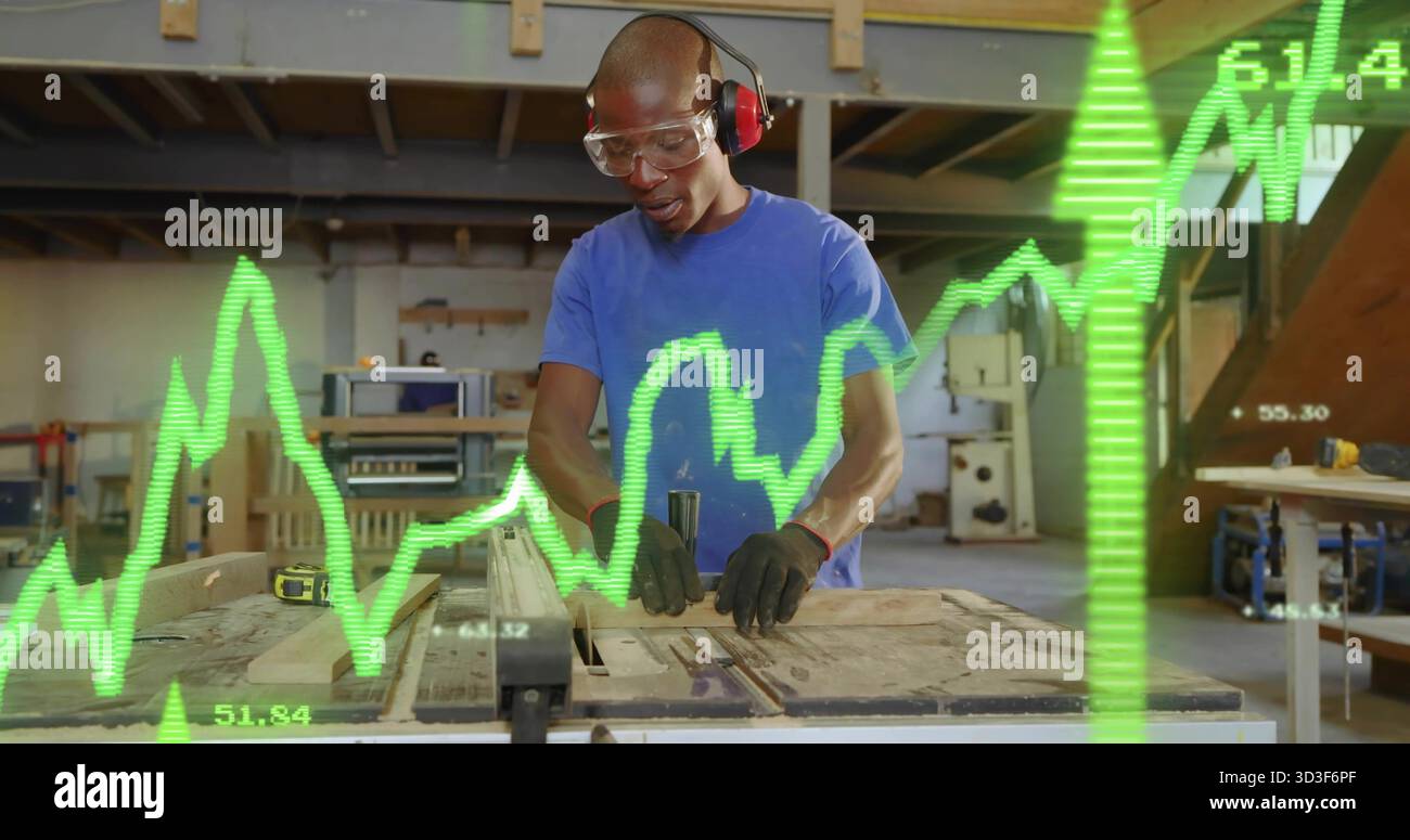 Menuisier portant un équipement de sécurité guidant la planche à travers la scie à table en atelier, avec superposition de graphique linéaire Banque D'Images