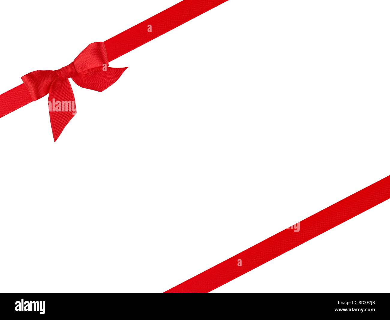 Ruban de satin rouge avec arc rouge situé diagonalement isolé sur fond blanc avec chemin de découpage. Concept de vente des fêtes. Elément de conception. Banque D'Images