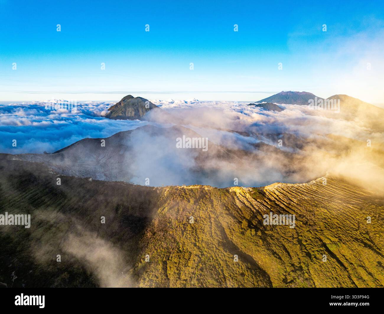 Vue aérienne de la falaise rocheuse au volcan Kawah Ijen avec lac d'eau sulfureuse turquoise au lever du soleil.Amazing vue du paysage de la nature à East Java, Indonesia.Natu Banque D'Images