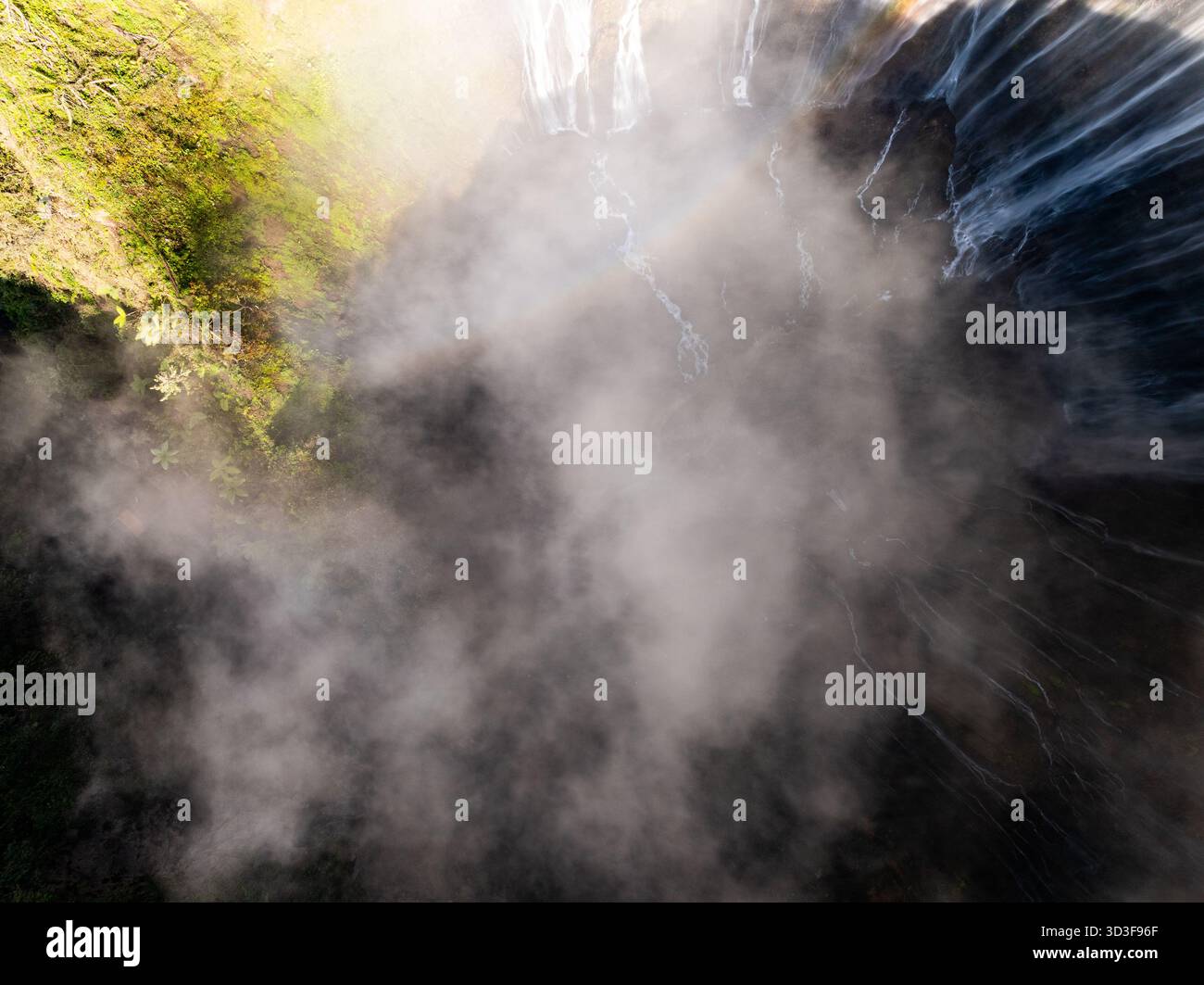Vue aérienne des chutes de Tumpak Sewu également connu sous le nom de Coban Sewu.Beautiful Tumpak Sewu Cascades sont une attraction touristique dans l'est de Java, Indonésie.A. Banque D'Images