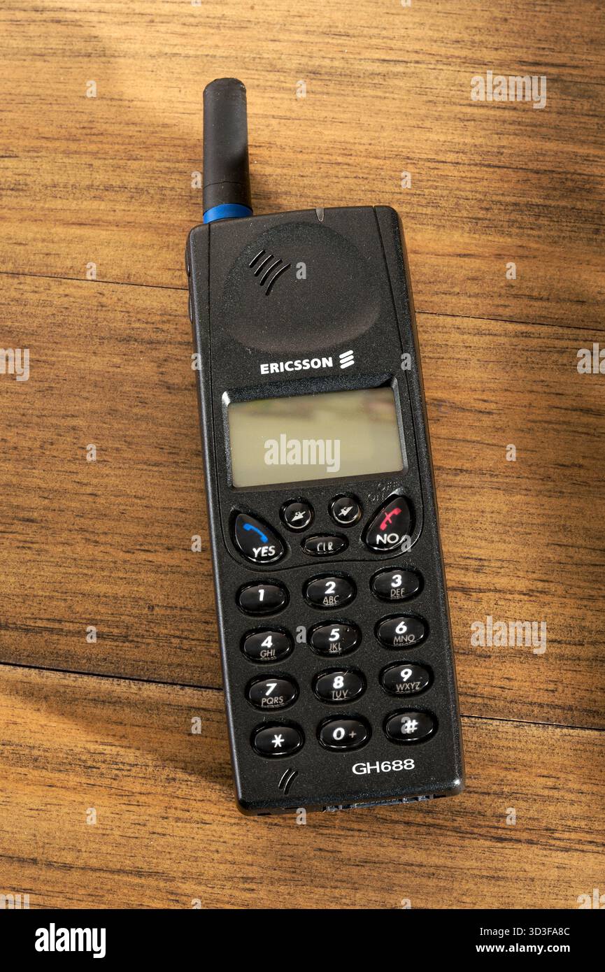 Milan, Lombardie, Italie- 30 avril 2025 : Ericsson GH688 vintage téléphone mobile reposant sur une surface en bois, incarnant la technologie de communication rétro Banque D'Images