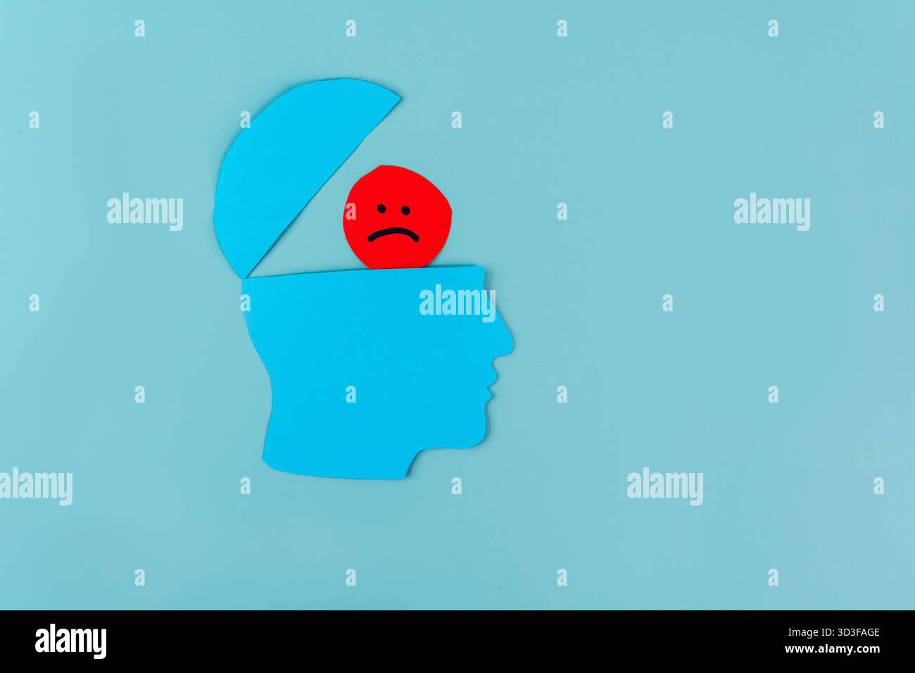 Une silhouette humaine tête remplie d'émotions et d'humeurs avec un visage souriant rouge triste Banque D'Images