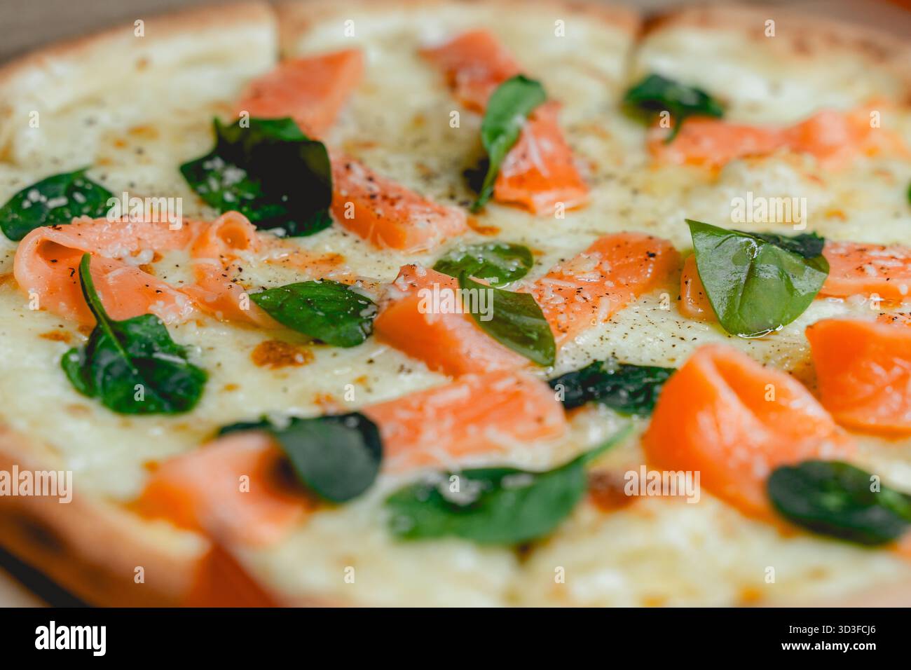 Pizza avec saumon et épinards dans une boîte Banque D'Images
