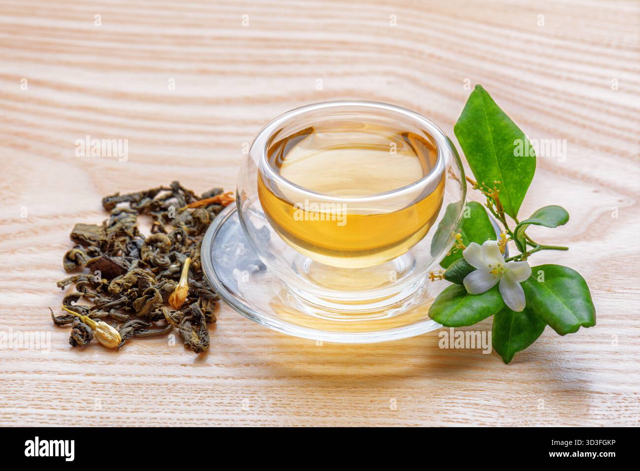 Thé vert jasmin dans une tasse claire sur une table en bois Banque D'Images
