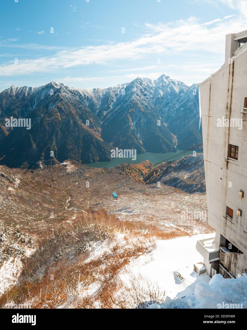Téléphérique de Tateyama le long de la route alpine de Tateyama Kurobe en automne hiver, avec vue sur le paysage des alpes japonaises Banque D'Images