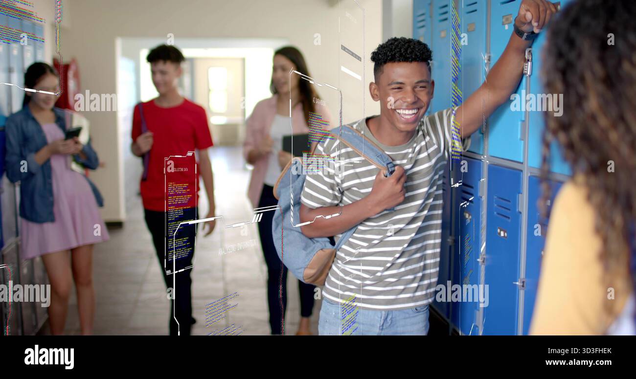 Adolescent penché discutant dans le couloir de l'école avec des casiers, smartphone et tablette, espace de copie Banque D'Images