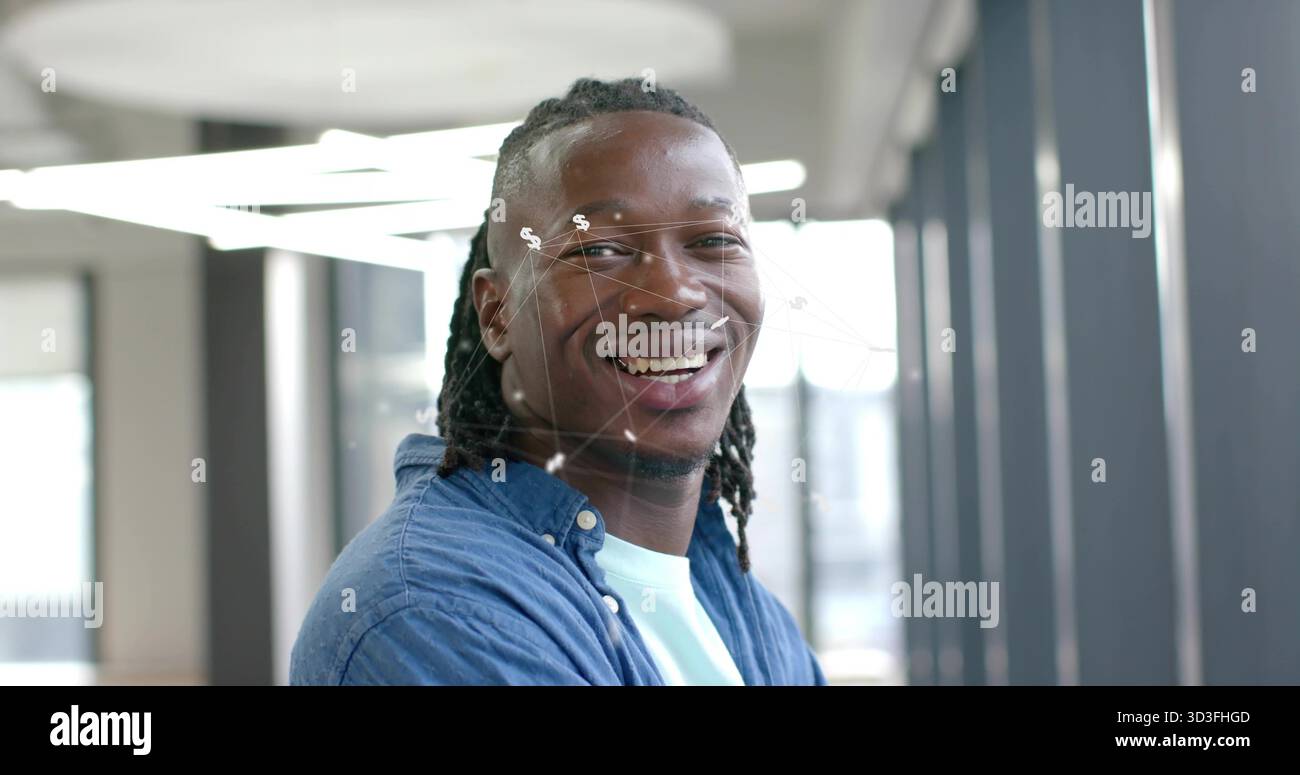 Homme debout portant une chemise en denim et un T-shirt dans un couloir de bureau moderne, avec des lumières circulaires Banque D'Images