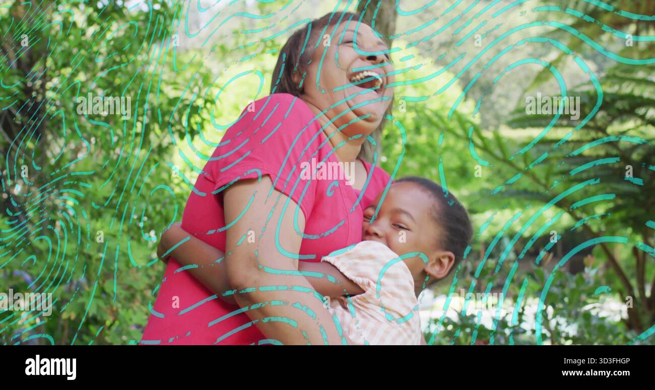 Mère et fille riantes partageant l'étreinte dans le jardin verdoyant, avec superposition tourbillon sarcelle Banque D'Images