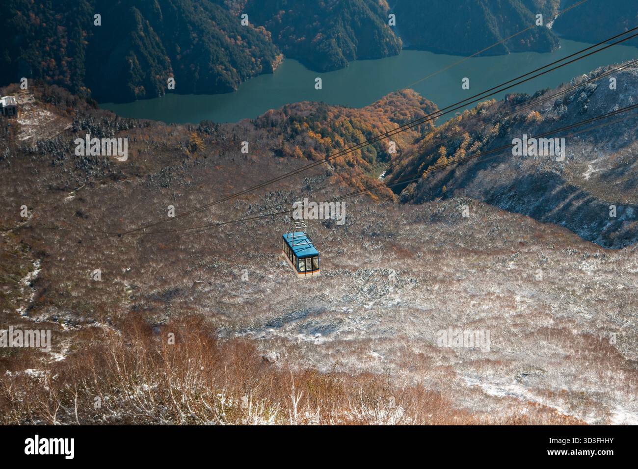 Téléphérique de Tateyama le long de la route alpine de Tateyama Kurobe en automne hiver, avec vue sur le paysage des alpes japonaises Banque D'Images