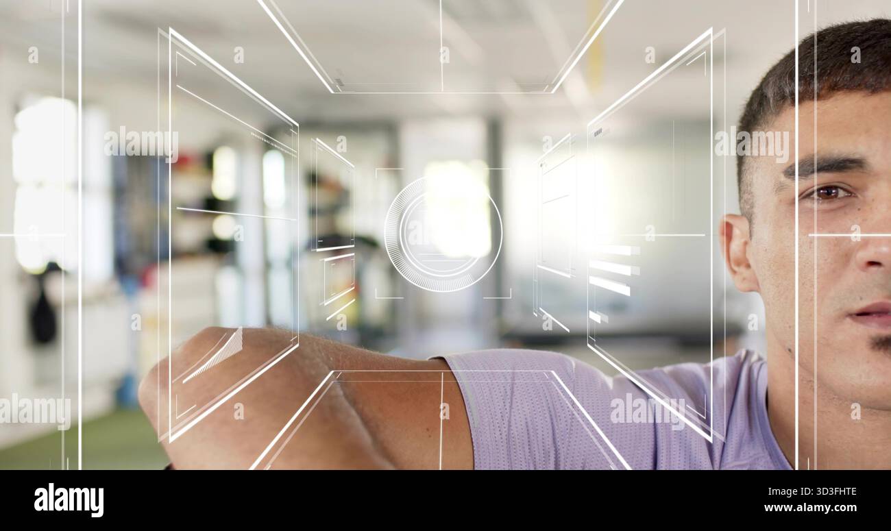 Homme levant montrant le visage du côté droit, croisant les bras à la salle de gym en tee-shirt violet, recouvrement HUD, espace de copie Banque D'Images