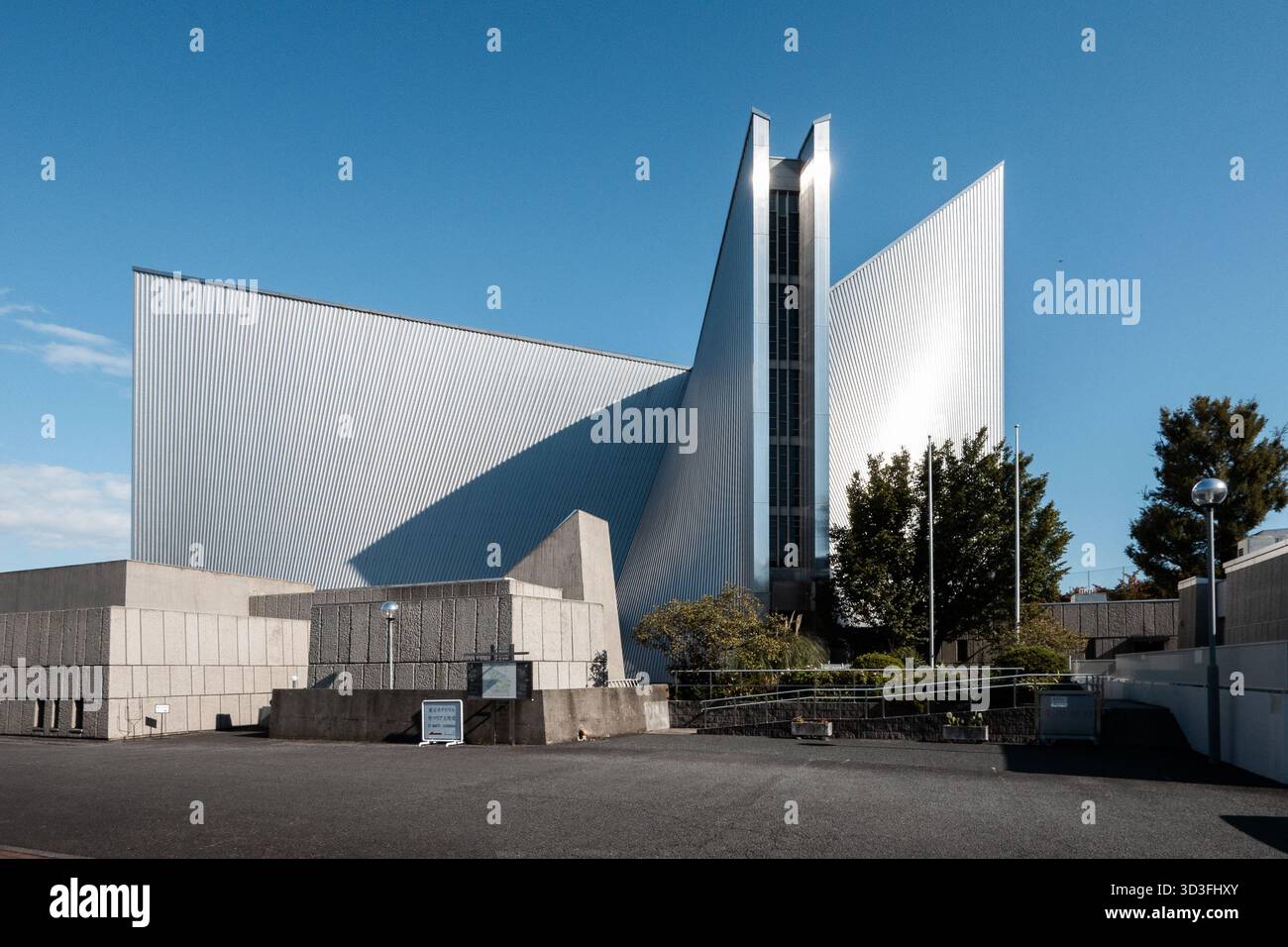 Extérieur de la cathédrale Marie de Tokyo, un bâtiment moderniste conçu par l'architecte japonais Kenzo Tange Banque D'Images