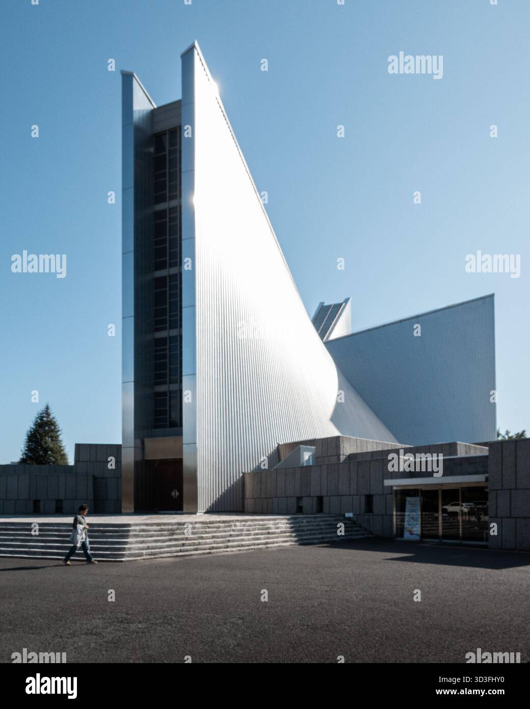Extérieur de la cathédrale Marie de Tokyo, un bâtiment moderniste conçu par l'architecte japonais Kenzo Tange Banque D'Images