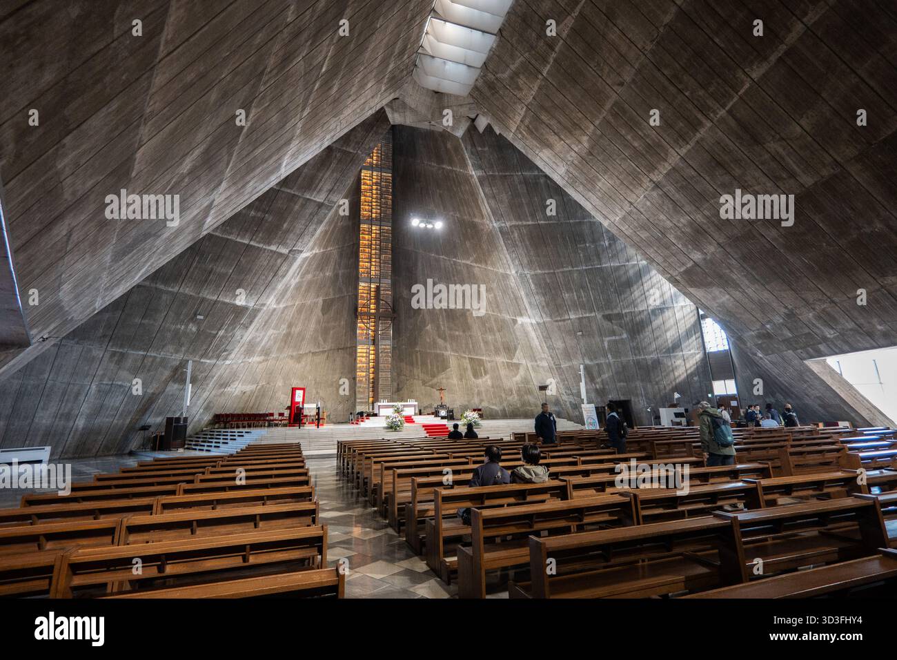 Intérieur de la cathédrale Marie de Tokyo, un bâtiment moderniste conçu par l'architecte japonais Kenzo Tange dans un style concret brutaliste Banque D'Images