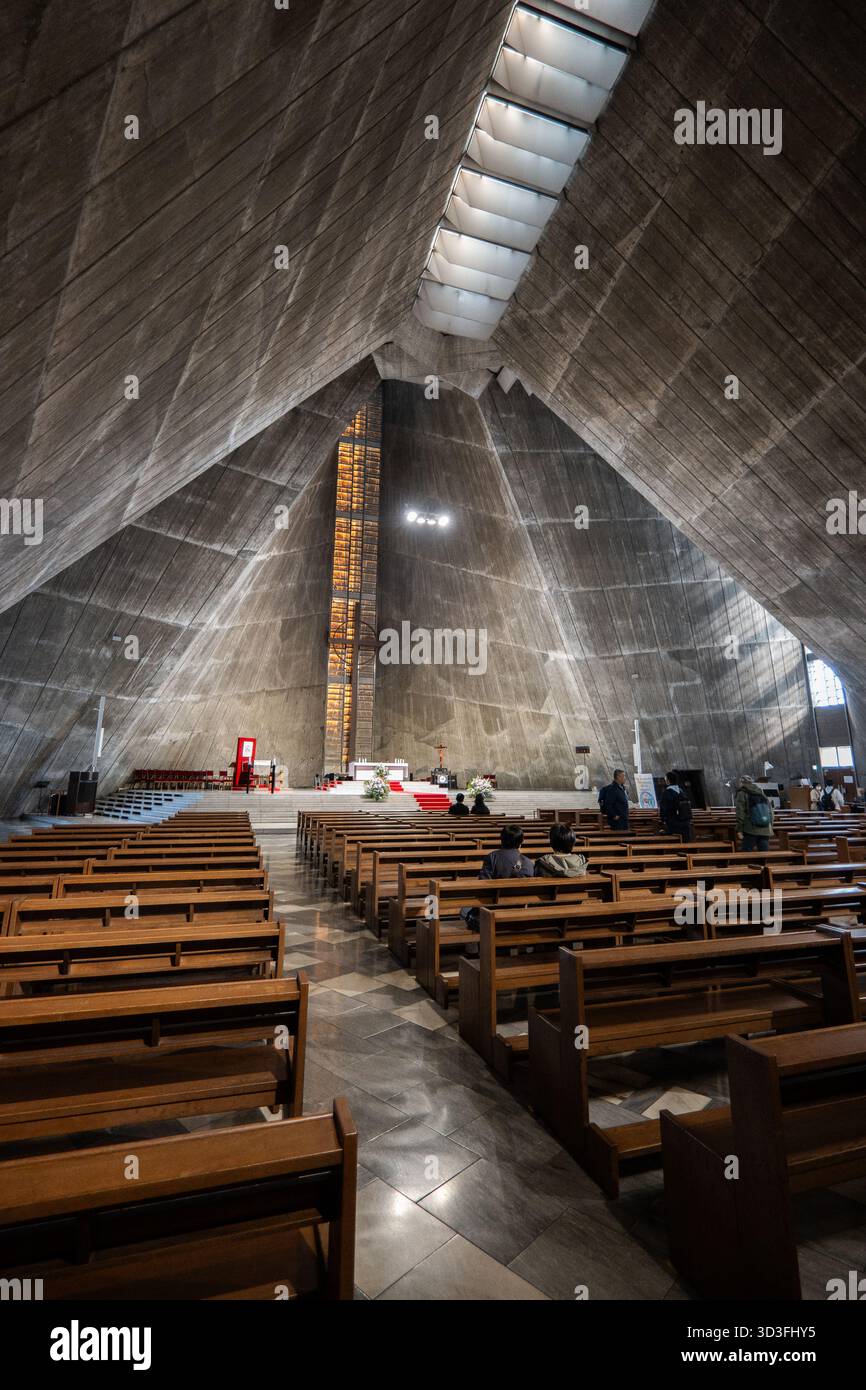 Intérieur de la cathédrale Marie de Tokyo, un bâtiment moderniste conçu par l'architecte japonais Kenzo Tange dans un style concret brutaliste Banque D'Images