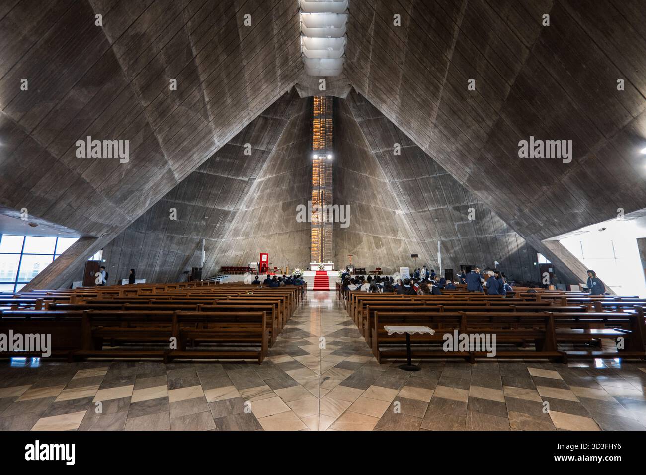 Intérieur de la cathédrale Marie de Tokyo, un bâtiment moderniste conçu par l'architecte japonais Kenzo Tange dans un style concret brutaliste Banque D'Images