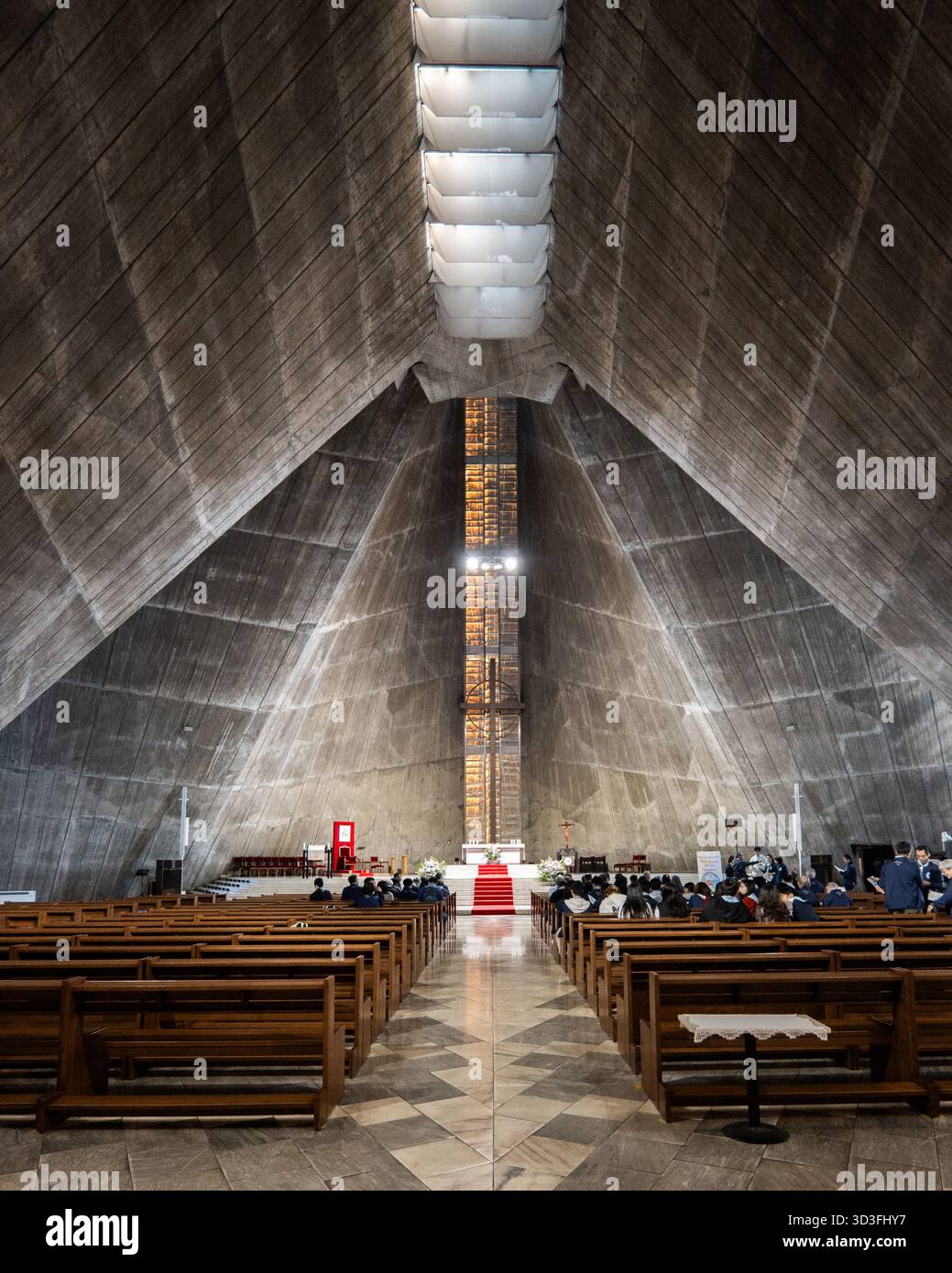 Intérieur de la cathédrale Marie de Tokyo, un bâtiment moderniste conçu par l'architecte japonais Kenzo Tange dans un style concret brutaliste Banque D'Images