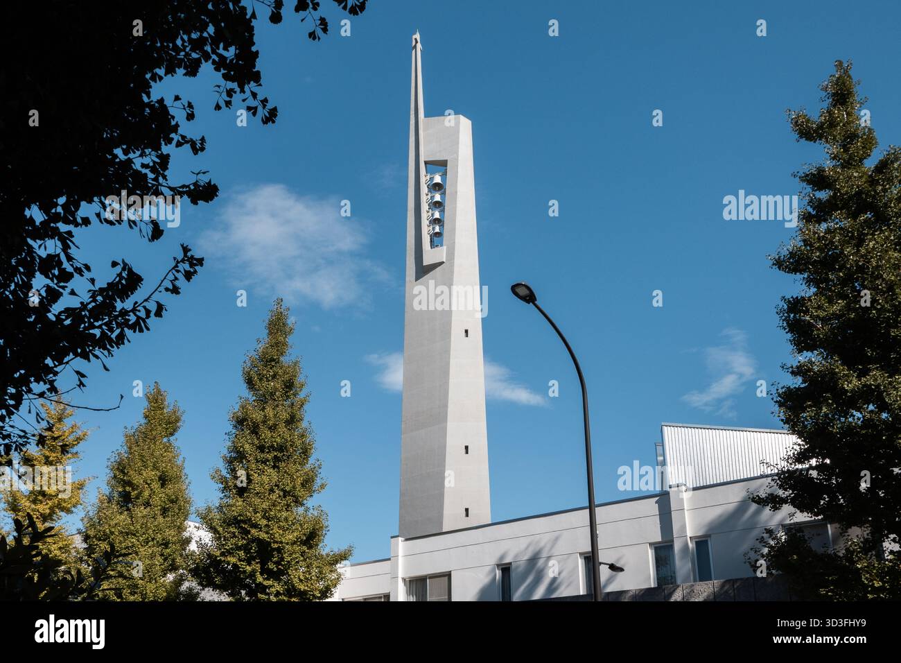 Extérieur de la cathédrale Marie de Tokyo, un bâtiment moderniste conçu par l'architecte japonais Kenzo Tange Banque D'Images