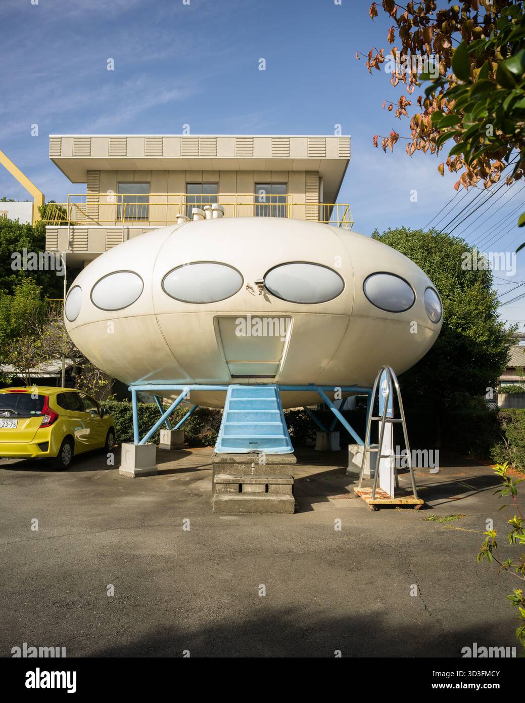 Une maison Futuro, ou Futuro Pod, située à Gunma, au Japon. C'est une maison ronde préfabriquée conçue par l'architecte finlandais Matti Suuronen. Banque D'Images